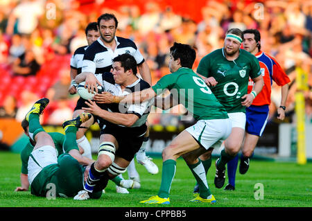 29.05.2012 Gloucester, England. Barbaren FC South African Flanker (#7) Francois Louw (Bad) von Irland Prop (#3) Declan Fitzpatrick (Ulster) während der ersten in Angriff genommen wird, die Hälfte der Rugby Union zwischen dem Barbaren invitational Seite und Irland im Kingsholm Stadium kollidieren. Stockfoto