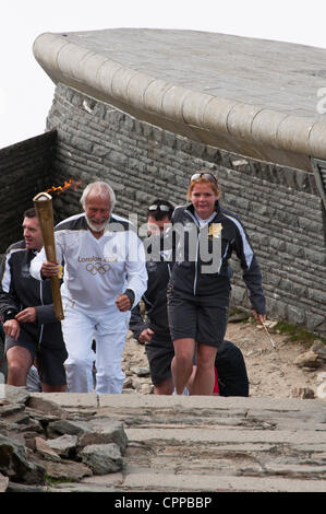 Bergsteiger Sir Chris Bonington trägt die Olympische Fackel für die Olympiade 2012 in London vom Bahnhof, Gipfel von Mount Snowdon, Wales, Vereinigtes Königreich. Dies ist die Fackel höchste Station im Vereinigten Königreich 29. Mai 2012. Stockfoto