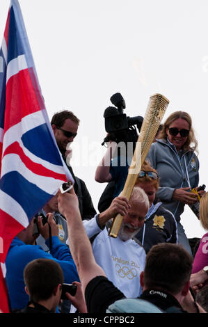 Bergsteiger Chris Bonington trägt die London 2012 Olympische Fackel durch die Menge am Mount Snowdon, Wales, Vereinigtes Königreich. Dies ist die Fackel höchste Station im Vereinigten Königreich 29. Mai 2012. Stockfoto