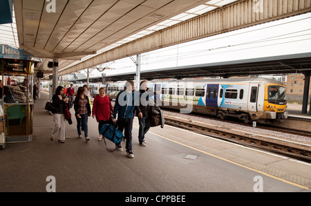 Bahnreisende, die warten auf eines Zuges auf der Plattform am Bahnhof von Cambridge, Cambridgeshire UK Stockfoto
