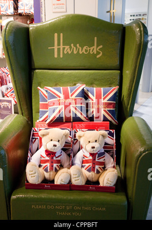 Kaufen Sie britische waren zum Verkauf bei Harrods, terminal 4 Flughafen Heathrow London UK Stockfoto