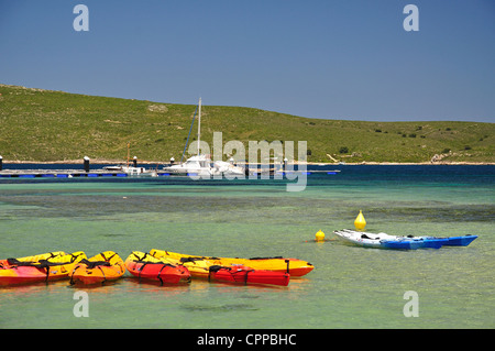 Mieten Sie Kajaks im Hafen, Fornells, Menorca, Balearen, Spanien Stockfoto