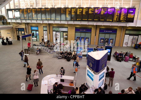Abfahrt des Zuges und die Menschen auf der neuen Bahnhofshalle, Bahnhof Kings Cross, London, UK Stockfoto