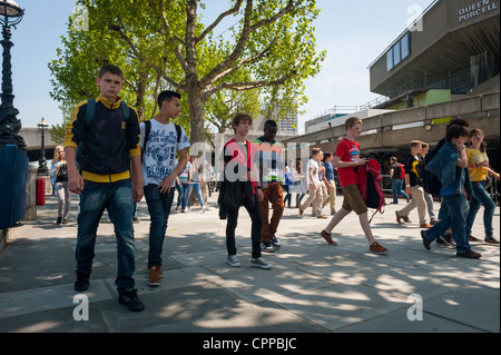 Southbank, Riverside, Embankment, London, junge ausländische Schulkinder Gruppe zu Fuß durch Royal Festival Hall Purcell Room Stockfoto