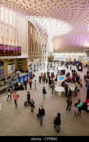 Menschen auf die Bahnhofshalle, Kings Cross Bahnhof, London UK Stockfoto