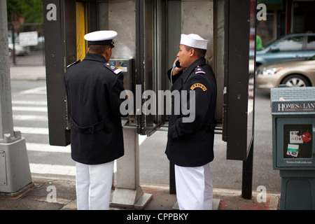 Mexikanischen Segler verwenden Münztelefone entlang Court Street in Brooklyn, New York während der 25. Jahresfeier der Fleet Week. Stockfoto