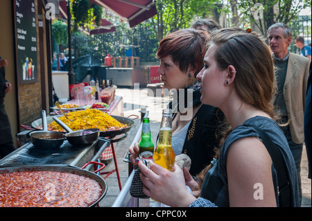 Southbank, Riverside, Böschung, Borough Market, London, zwei hübsche junge Mädchen halten Flaschen Bier kaufen Fast-food Stockfoto