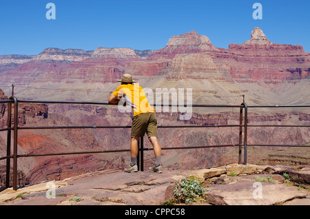 ein Mann auf dem Plateau Punkt übersehen in den Grand Canyon Stockfoto