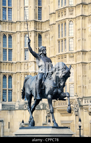 Statue von König Richard I von England, Richard Löwenherz, außen Palace of Westminster, Häuser des Parlaments, London Stockfoto