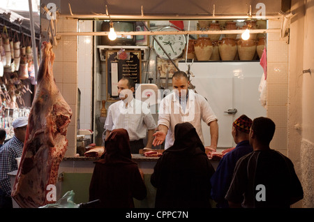 Lokale Leute kaufen Fleisch auf dem Markt (Souk), Marrakesch, Marokko Afrika Stockfoto