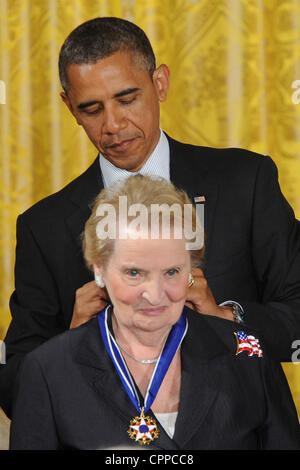 29. Mai 2012 - stellt Washington, District Of Columbia, USA - US-Präsident BARACK OBAMA, Recht, die Presidential Medal Of Freedom, ehemalige Außenministerin MADELEINE ALBRIGHT während einer renommierten Zeremonie, die als die höchste zivile Auszeichnung des Präsidenten bekannt ist. (Kredit-Bild: © C Stockfoto