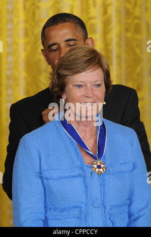 29. Mai 2012 - präsentiert Washington, District Of Columbia, USA - US-Präsident BARACK OBAMA die Presidential Medal Of Freedom, Basketball-Trainer PAT SUMMITT während einer renommierten Zeremonie, die als die höchste zivile Auszeichnung des Präsidenten bekannt ist. (Kredit-Bild: © Christy Bowe/Globe Fotos Stockfoto