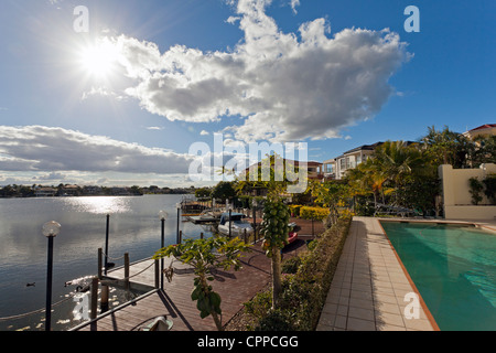 Blick auf luxuriöse Waterfront Häuser Stockfoto