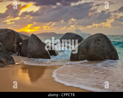 Virgin Gorda, Britische Jungferninseln, Karibik Felsbrocken awash in der Brandung des kleinen Trunk Bay in der Nähe von den Bädern bei Sonnenuntergang Stockfoto