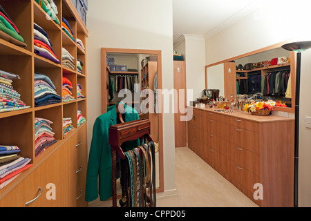 Luxus begehbaren Kleiderschrank mit Kleidung und Schmuck Stockfoto