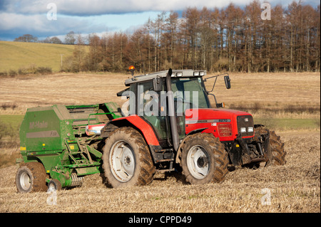 Ballen Stroh mit McHale Ballenpressen und Massey Ferguson Traktor. Stockfoto