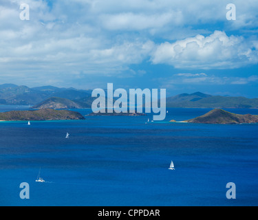 Virgin Gorda, Britische Jungferninseln, Karibik Blick auf Tortola über Sir Francis Drake Kanal Stockfoto