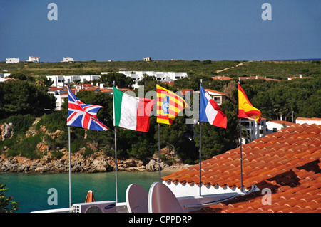 Europäische Fahnen über Restaurant, Arenal d ' en Castell, Menorca, Balearen, Spanien Stockfoto