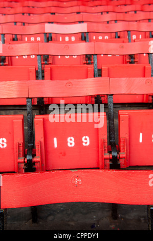 Ursprünglichen hölzernen Sitze im Fahrerlager Gehäuse an der Anfield Road, Heimat von Liverpool Football Club, beim Stadion leer ist. Stockfoto