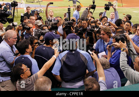 29. Mai 2012 - St. Petersburg, FL, USA - JAMES BORCHUCK |   Times.SP 353239 BORC rays (29.05.12) (St. Petersburg, FL) Hideki Matsui beantwortet Fragen, bevor die Strahlen gegen die Chicago White Sox im Tropicana Field Dienstag, 29. Mai 2012 Spiel. (Kredit-Bild: © Tampa Bay Times/ZUMAPRESS.com) Stockfoto