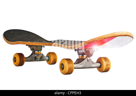 Skateboard in einem schrägen Winkel-Islolated mit einem Beschneidungspfad, sodass Sie es unter Ihrem Modell platzieren können. Stockfoto