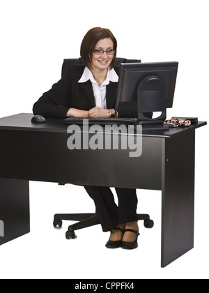 Geschäftsfrau an ihrem Schreibtisch vor einem weißen Hintergrund isoliert. Stockfoto