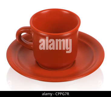 Rote Tasse auf eine rote Untertasse isoliert auf weißem Hintergrund Stockfoto
