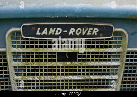 Verlassene Land Rover 109 verschlechtert sich in einem Feld auf abgelegenen Bauernhof im Jahr Fach Powys Mid-Wales UK Stockfoto