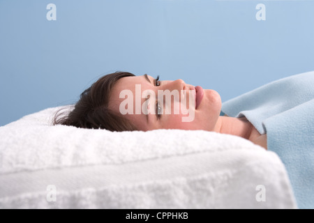 Porträt der Frau liegt auf Therapieliege Stockfoto