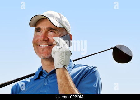 Golfer mit Handy Stockfoto