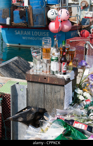 ERGREIFENDE floral Tribute geblieben auf Weymouth Harbourside Dorset-England Stockfoto