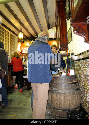 Spanien Andalusien Sevilla Menschen zu Mittag Tapas Bodega Weinkeller Bar Stockfoto