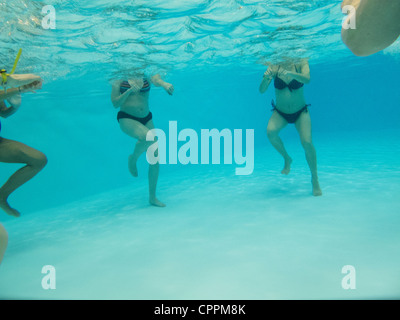 WO SCHWANGER. GYMNASTIK IM WASSER Stockfoto