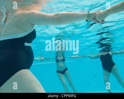 WO SCHWANGER. GYMNASTIK IM WASSER Stockfoto