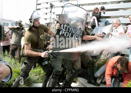 Thessaloniki, Griechenland, 30. Mai 2012 - kommunale Mechanik protestieren außerhalb Thessaloniki Rathaus über Pläne, um Müllwagen Wartung zu privatisieren. Gewalttätige Auseinandersetzungen brach zwischen Demonstranten und der Polizei. Stockfoto