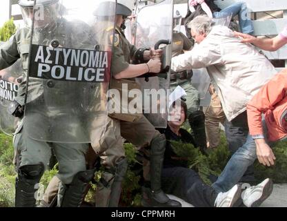 Thessaloniki, Griechenland, 30. Mai 2012 - kommunale Mechanik protestieren außerhalb Thessaloniki Rathaus über Pläne, um Müllwagen Wartung zu privatisieren. Gewalttätige Auseinandersetzungen brach zwischen Demonstranten und der Polizei. Stockfoto