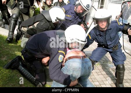 Thessaloniki, Griechenland, 30. Mai 2012 - kommunale Mechanik protestieren außerhalb Thessaloniki Rathaus über Pläne, um Müllwagen Wartung zu privatisieren. Gewalttätige Auseinandersetzungen brach zwischen Demonstranten und der Polizei. Stockfoto