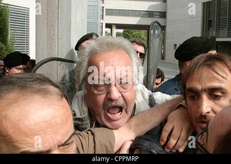 Thessaloniki, Griechenland, 30. Mai 2012 - kommunale Mechanik protestieren außerhalb Thessaloniki Rathaus über Pläne, um Müllwagen Wartung zu privatisieren. Gewalttätige Auseinandersetzungen brach zwischen Demonstranten und der Polizei. Stockfoto