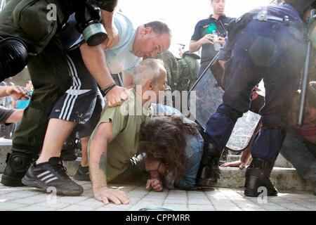 Thessaloniki, Griechenland, 30. Mai 2012 - kommunale Mechanik protestieren außerhalb Thessaloniki Rathaus über Pläne, um Müllwagen Wartung zu privatisieren. Gewalttätige Auseinandersetzungen brach zwischen Demonstranten und der Polizei. Stockfoto