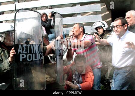 Thessaloniki, Griechenland, 30. Mai 2012 - kommunale Mechanik protestieren außerhalb Thessaloniki Rathaus über Pläne, um Müllwagen Wartung zu privatisieren. Gewalttätige Auseinandersetzungen brach zwischen Demonstranten und der Polizei. Stockfoto