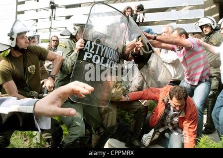 Thessaloniki, Griechenland, 30. Mai 2012 - kommunale Mechanik protestieren außerhalb Thessaloniki Rathaus über Pläne, um Müllwagen Wartung zu privatisieren. Gewalttätige Auseinandersetzungen brach zwischen Demonstranten und der Polizei. Stockfoto