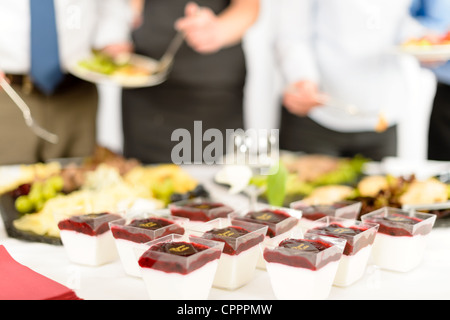 Vorspeisen Mini Desserts auf catering Buffet weißes Tischtuch Stockfoto