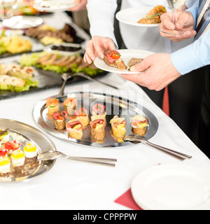 Catering an Geschäftsleute Unternehmen Veranstaltung Essen am Buffet Vorspeisen Auswahl Stockfoto