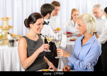 Business-Event, das zwei weibliche Kollegen feiern catering Buffet genießen Stockfoto