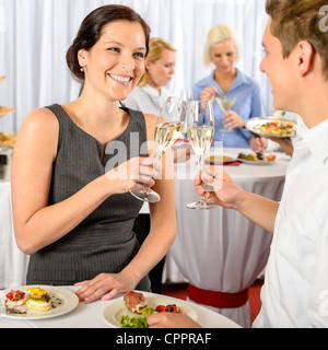 Business Event zwei Kollegen feiern Toast catering Buffet mit Getränken Stockfoto