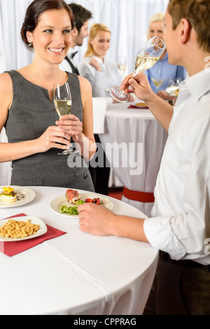 Business Event zwei Kollegen feiern trinken Champagner genießen catering Buffet Stockfoto