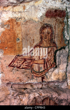 Alte Fresken schmücken die Wand einer Grab-Höhle in der archäologischen Stätte von Abila Dekapoleos in der Dekapolis, eine antike römische Stadt und christlicher Bischofssitz nordöstlich von Irbid, Jordanien. Stockfoto