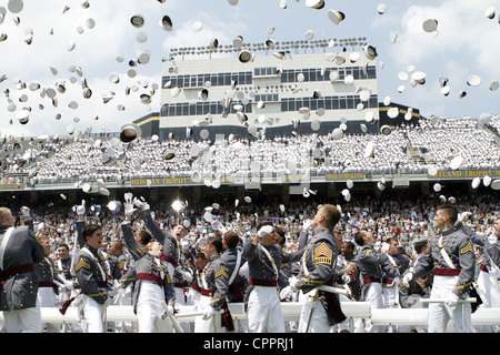 Kadetten der US Military Academy Abschluss Klasse 2012 feiern, indem ihre Hüte in die Luft zu werfen, während Zeremonien 26. Mai 2012 in West Point, New York. Stockfoto