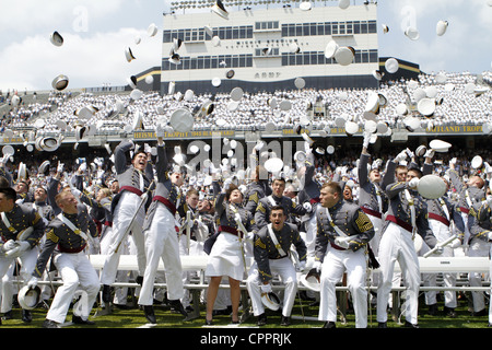 Kadetten der US Military Academy Abschluss Klasse 2012 feiern, indem ihre Hüte in die Luft zu werfen, während Zeremonien 26. Mai 2012 in West Point, New York. Stockfoto