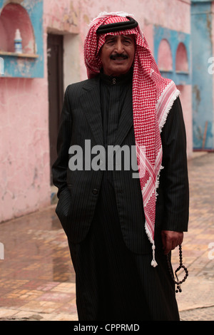 Ein arabischer Mann tragen traditionelle Palituch Kopfbedeckungen Stockfoto